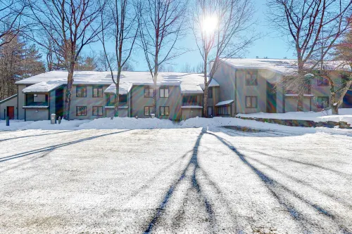 Charming condo near skiing and trails with gas fireplace, deck, and tennis court Hotels in Northfield