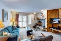 Ski-In/Out condo with patio,  mountain views, washer/dryer, & cable Hotels in Cavendish