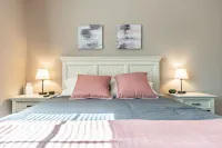 Tranquil Backyard and Modern Appliances - Cozy Family Retreat