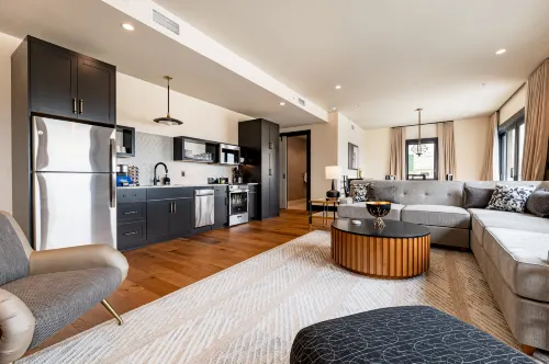 4BR Incredible Group Penthouse + Private Patio | The Mayfair - Homestays