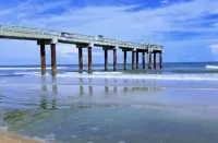 Beach Condo, WiFi, central AC, W+D, pool, near Amphitheatre Hotels near St. Johns County Ocean Pier & Courts Park