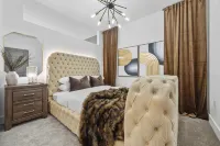 Spectacular City Views and Rooftop Pool - Charming Haven