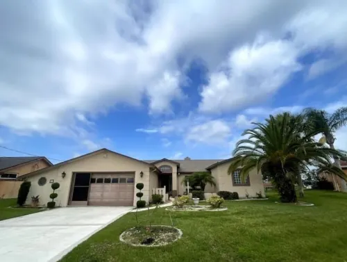 10 min from beach access, sleeps 10 private dock