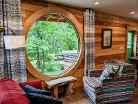 Bluegrass Highway ~ Creek & River Nearby ~ 8 Miles to Downtown