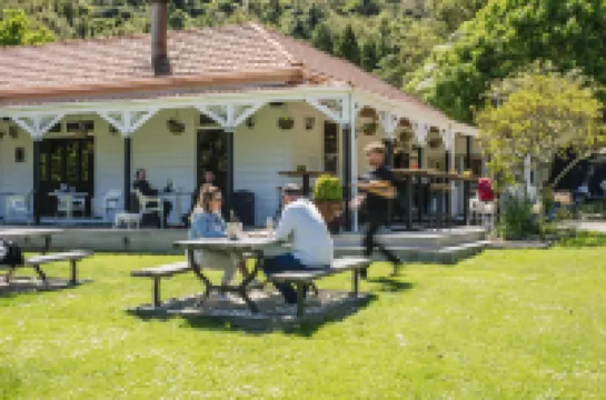 Furneaux Lodge فنادق في 