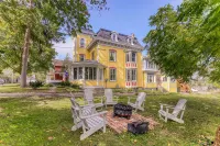 Pangea House Hotel in zona Gananoque Public Library