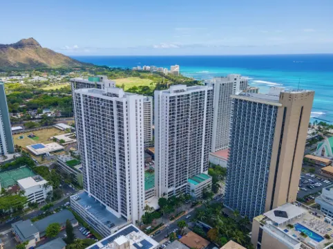 Remodeled 1Br Near Waikiki Beach with Free Parking!