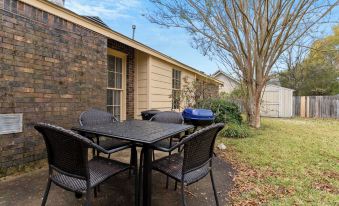 Large Fenced Yard Near Midtown- Shamrock Stay