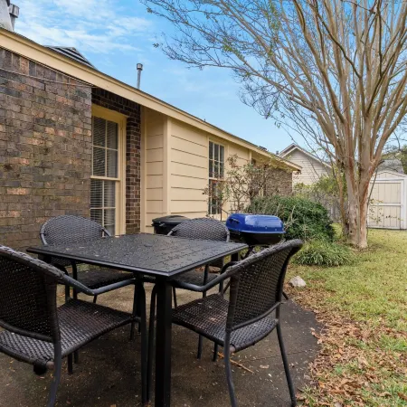 Large Fenced Yard Near Midtown- Shamrock Stay