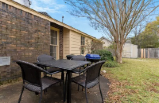 Large Fenced Yard Near Midtown- Shamrock Stay