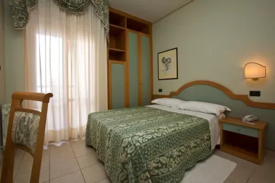 Hotel Brezza Отели рядом с достопримечательностью «Монументальное кладбище Римини»