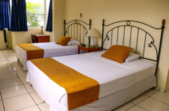 Hotel Villa Serena San Benito โรงแรมใกล้Dr. David J. Guzmán National Museum