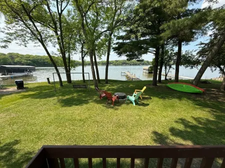 Julia’s Lakefront Cottage…updated cabin, private dock  & beautiful sunsets. Отели в г. Шерберн