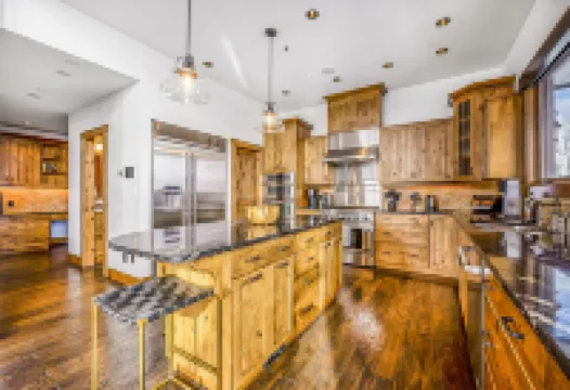 Inuksuk Lodge - 4800 sq ft of Big White Excellence!