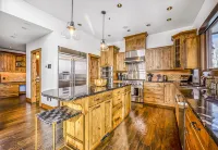 Inuksuk Lodge - 4800 sq ft of Big White Excellence!