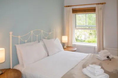 Sydney Wharf House Hotels near Solsbury Hill