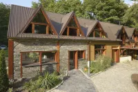La Maison Dans les Bois Hotels in Brissarthe