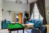 The Old School Rooms Beautiful Georgian Apartment, Sleeps 12 with Wifi and Parking, Near Bath