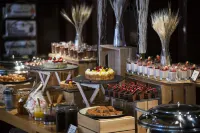 Khalidiya Palace Rayhaan by Rotana - sarapan