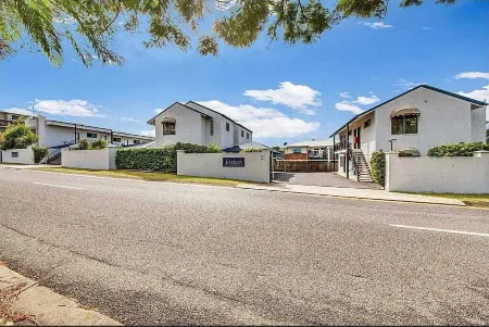 Gladstone Capricorn Apartments Отели в г. Барни Пойнт