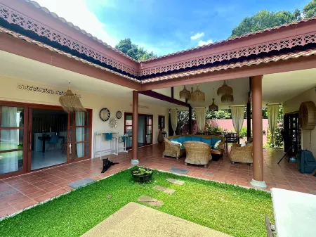 Laura's Guest House Samui Отели рядом с достопримечательностью «Guan-Yu Koh Samui Shrine»