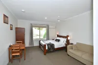 Inglewood Motel and Caravan Park Victoria Hotel a Bridgewater on Loddon