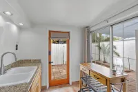 NEW LISTING: Boho Bungalow, Center City Base