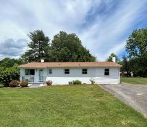Charming 3-bedroom house with ample outdoor acreage