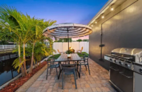 寧靜的5卧室公寓 - 水道景觀和私人加熱游泳池