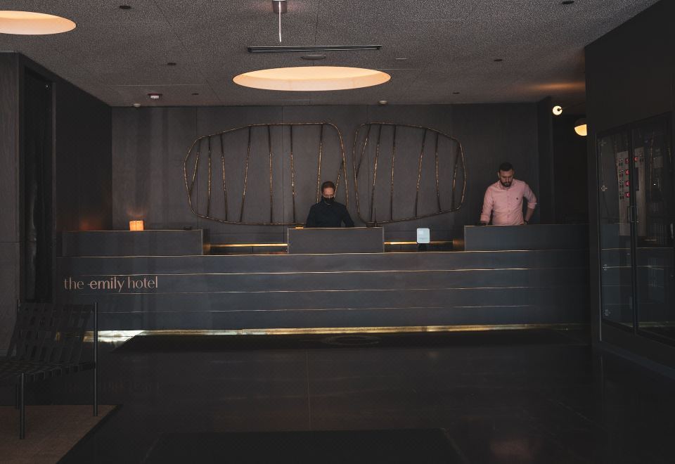 1. 더 에밀리 호텔..