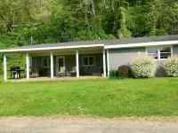 Cozy Waterfront Cabin on New River/Claytor Lake Big Dipper Viewing Pier附近的飯店