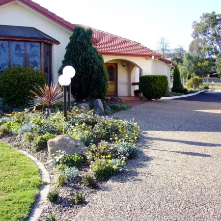 McNevins Warwick Motel