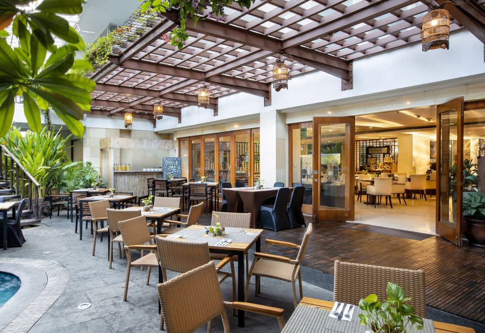 잠불루욱 말리오보로 족야의 야외 수영장 전경