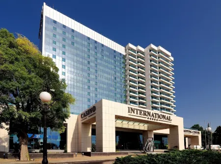 International Hotel Casino & Tower Suites Отели в г. Голден-Сэндс