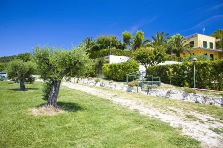 Hotel le Cave Отели рядом с достопримечательностью «Beach of the Two Sisters»