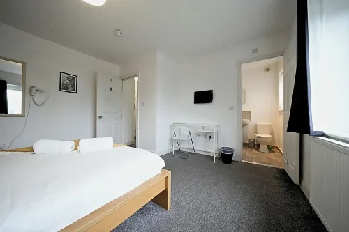 Private on Suites- Private Bathroom Every Room-1 Bus to Heathrow Airport - Parkering