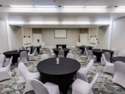 堪薩斯城機場橙木套房旅店 梅酒店