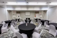 Orangewood Inn & Suites Kansas City Airport