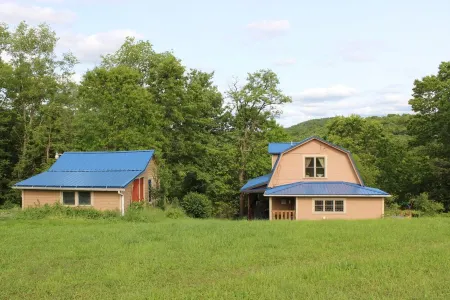 Charming 1920s Hillside Home Overlooking Valley and Rails-To-Trails Отели в г. Кларион Каунти