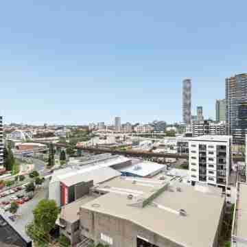 South Brisbane 2 Bedrooms Apartment with Free Parking by KozyGuru Others