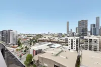 South Brisbane 2 Bedrooms Apartment with Free Parking by KozyGuru Hotel di West End