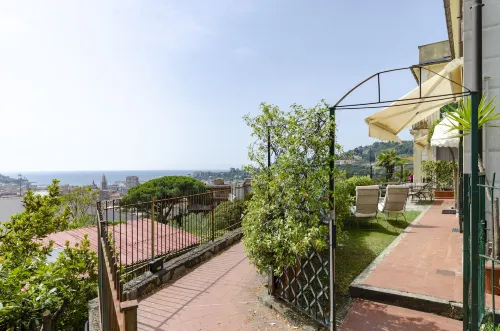 Joivy Inviting Flat with Garden and Sea View in Rapallo