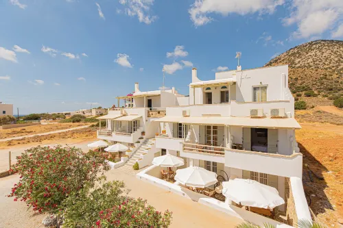 Studio Strouvalis Hotels in Skhoinoussa