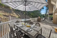 Hidden Oaks Farmhouse by AvantStay Hot Tub Deck