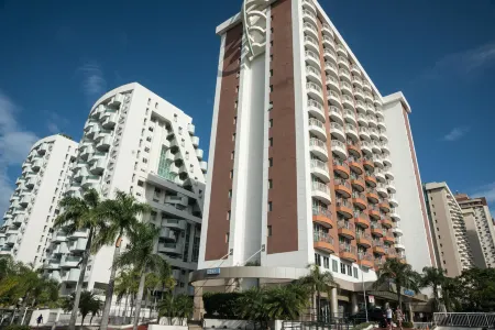 Plaza Rio Residences - Barra First Отели рядом с достопримечательностью «Metropolitan»