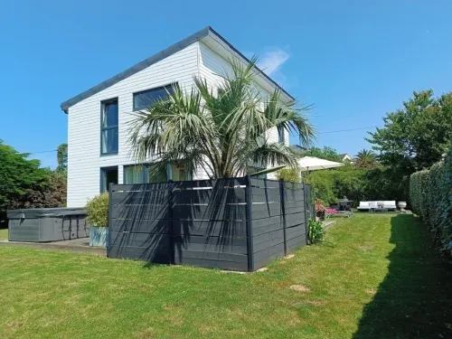 Bright House with Garden and Spa, 100 m from the Beach. Pets Welcome.