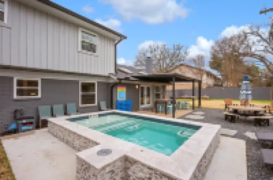 Spacious Backyard Oasis with Heated Plunge Pool - Charming Retreat