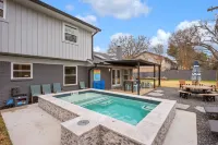 Spacious Backyard Oasis with Heated Plunge Pool - Charming Retreat Hotels in Bryan