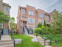 Cozy 1 Bedroom Townhouse Hotels near Lisgar