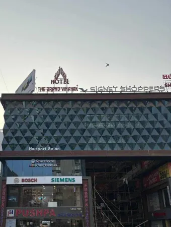 The Grand Vinayak Hotel Отели рядом с достопримечательностью «Kargil Chowk memory»